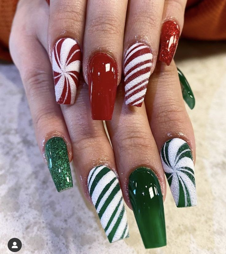 55 Nails art de Noël pour déballer vos cadeaux en beauté 46