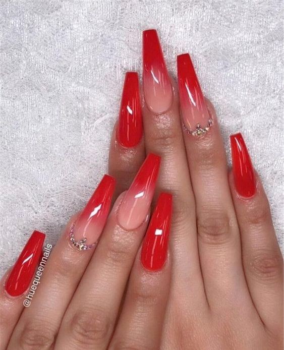 44 top idées d'ongles rouges canons à porter 21