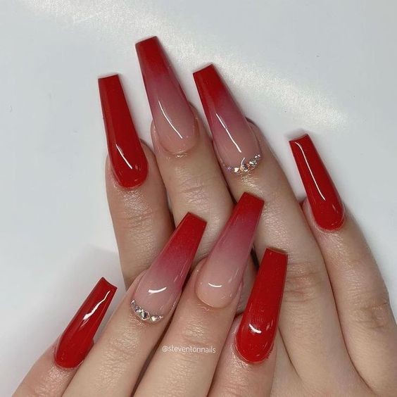 44 top idées d'ongles rouges canons à porter 38