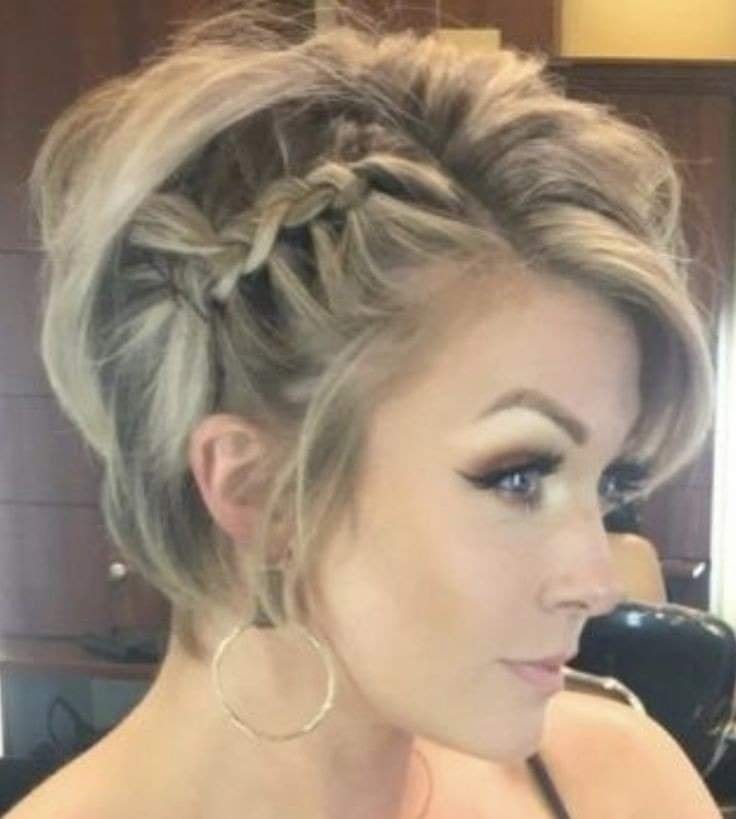 30 charmantes coiffures tressées pour cheveux courts 2