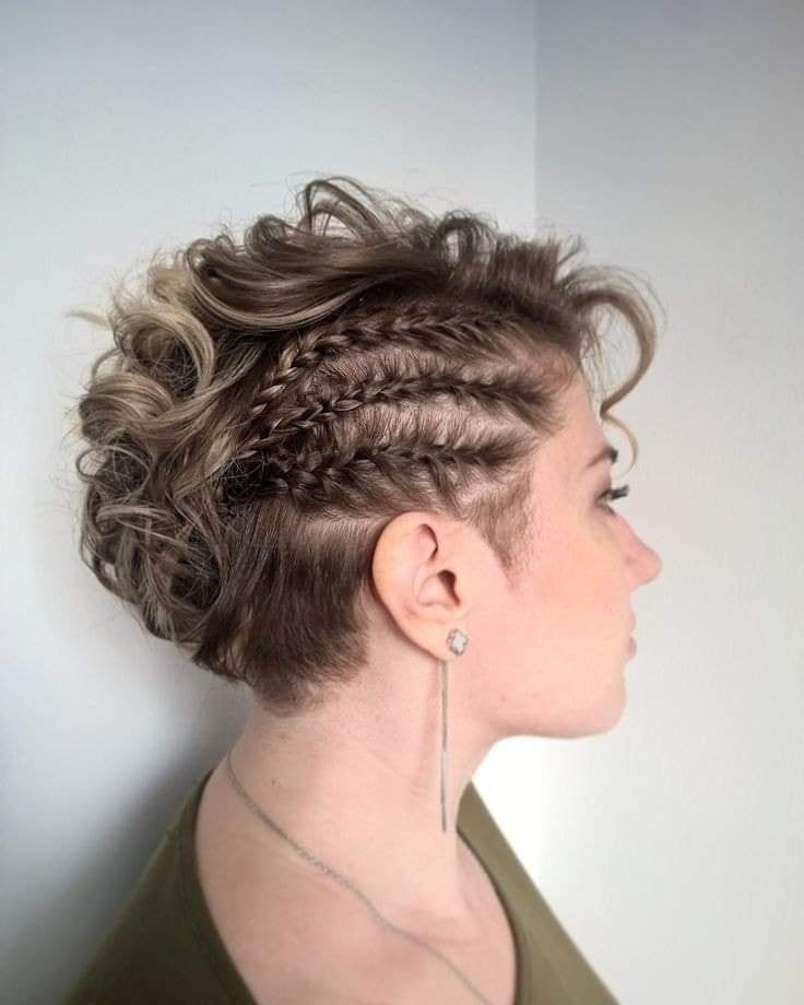 30 charmantes coiffures tressées pour cheveux courts 9