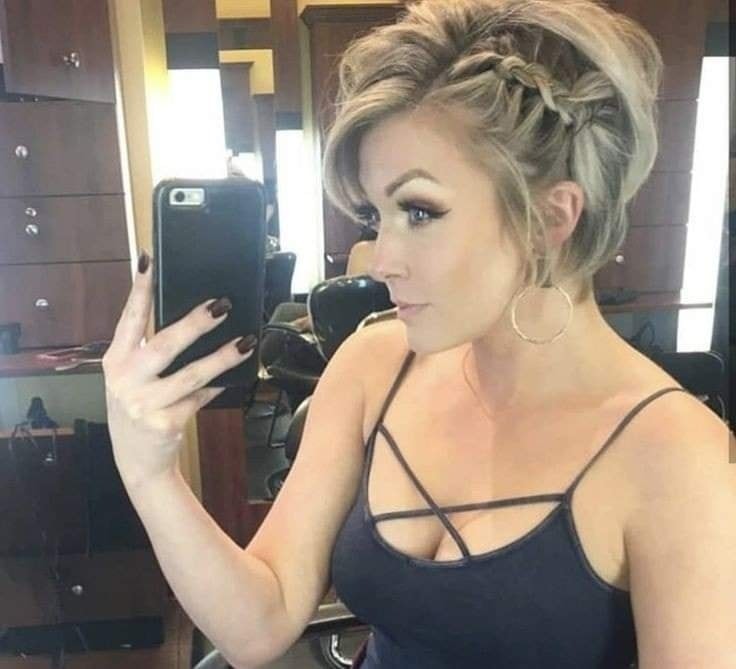 30 charmantes coiffures tressées pour cheveux courts 11