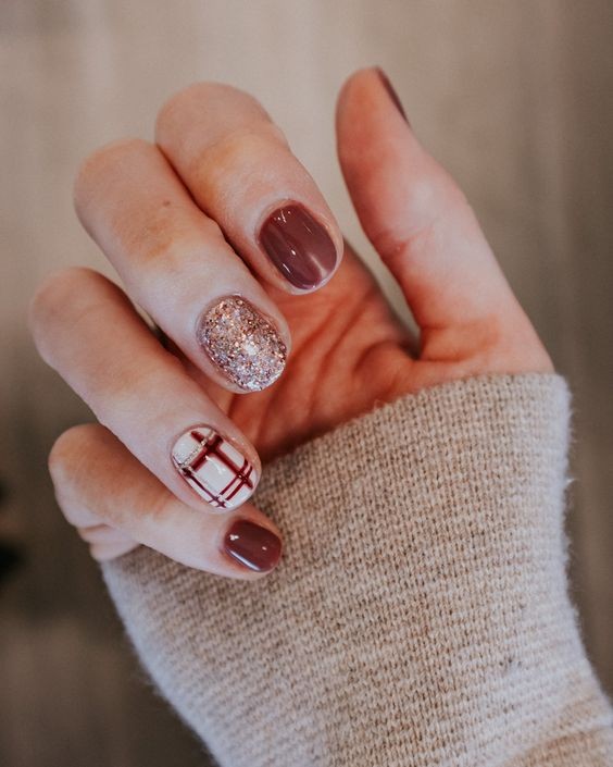 53 Nail art de Noël pour une manucure de fêtes réussie 15 53 Nail art de Noël pour une manucure de fêtes réussie 15