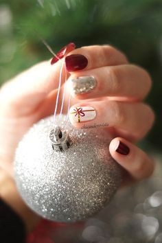 53 Nail art de Noël pour une manucure de fêtes réussie 24 53 Nail art de Noël pour une manucure de fêtes réussie 24
