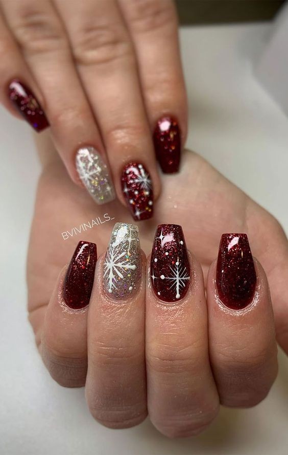 53 Nail art de Noël pour une manucure de fêtes réussie 42 53 Nail art de Noël pour une manucure de fêtes réussie 42