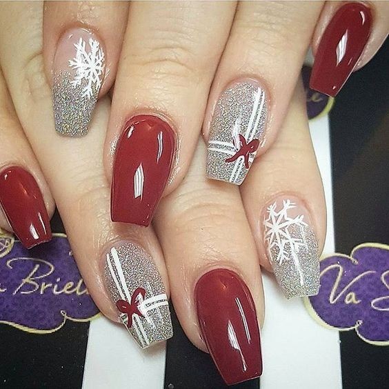 53 Nail art de Noël pour une manucure de fêtes réussie 48 53 Nail art de Noël pour une manucure de fêtes réussie 48