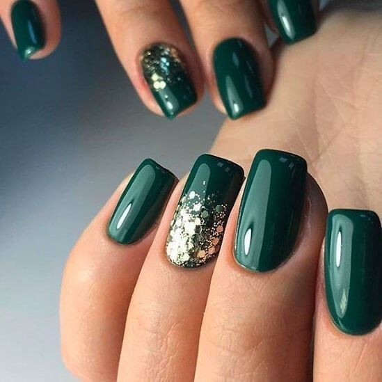19 idées d'ongles de Noël vert émeraude à essayer à ce Noël 1 19 idées d'ongles de Noël vert émeraude à essayer à ce Noël 1