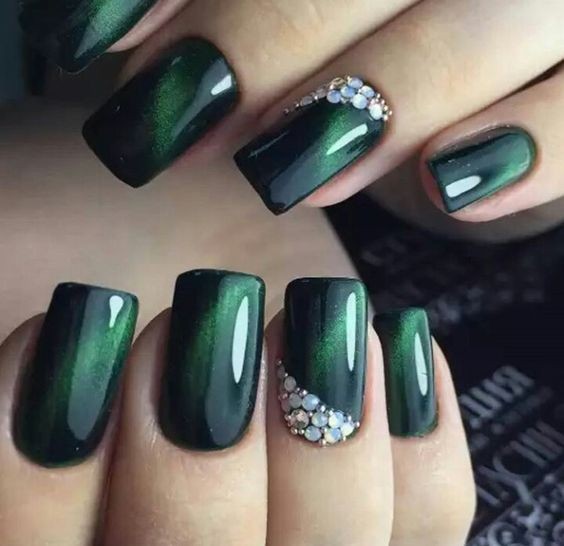 19 idées d'ongles de Noël vert émeraude à essayer à ce Noël 3 19 idées d'ongles de Noël vert émeraude à essayer à ce Noël 3