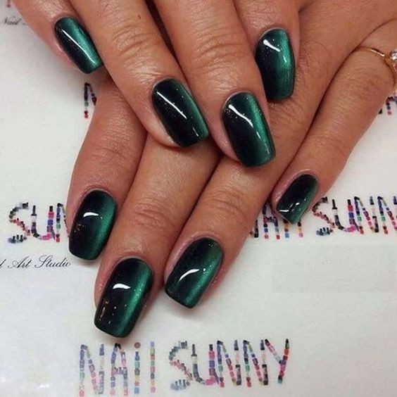 19 idées d'ongles de Noël vert émeraude à essayer à ce Noël 5 19 idées d'ongles de Noël vert émeraude à essayer à ce Noël 5