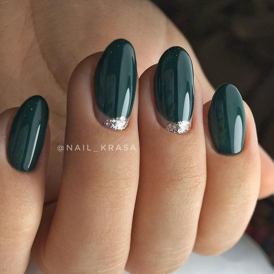 19 idées d'ongles de Noël vert émeraude à essayer à ce Noël 6 19 idées d'ongles de Noël vert émeraude à essayer à ce Noël 6