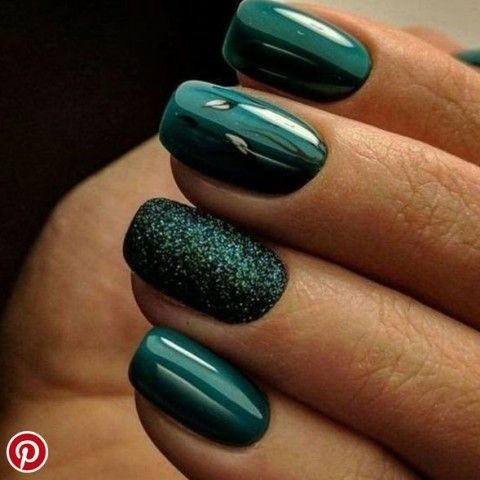19 idées d'ongles de Noël vert émeraude à essayer à ce Noël 7 19 idées d'ongles de Noël vert émeraude à essayer à ce Noël 7