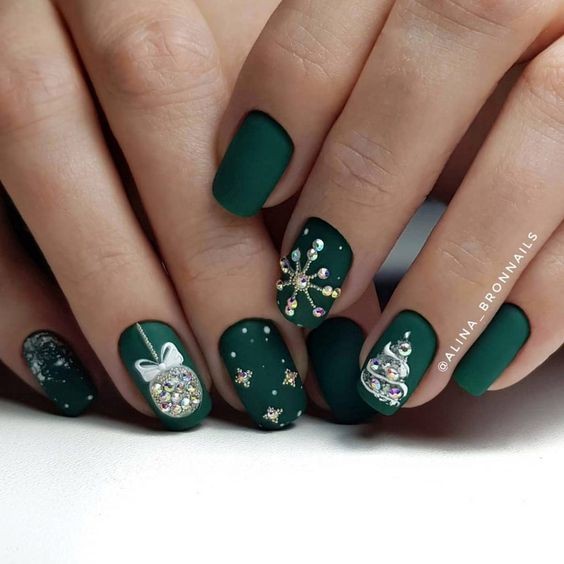 19 idées d'ongles de Noël vert émeraude à essayer à ce Noël 8 19 idées d'ongles de Noël vert émeraude à essayer à ce Noël 8