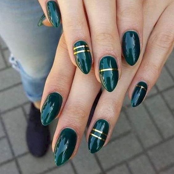19 idées d'ongles de Noël vert émeraude à essayer à ce Noël 9 19 idées d'ongles de Noël vert émeraude à essayer à ce Noël 9