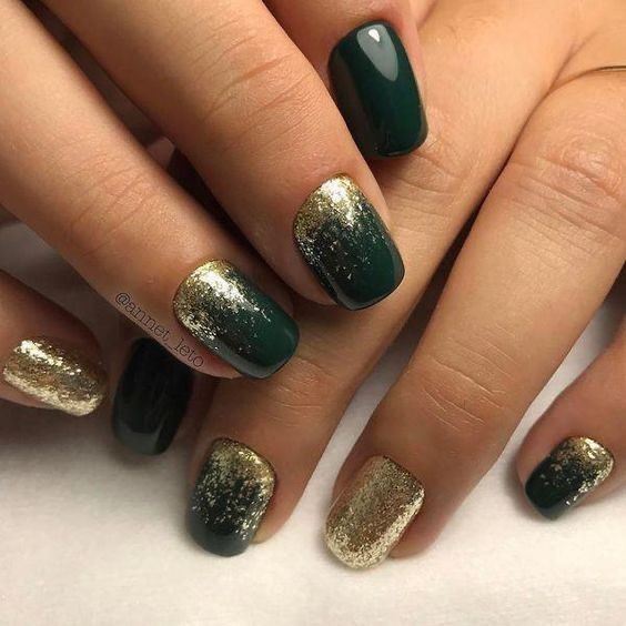 19 idées d'ongles de Noël vert émeraude à essayer à ce Noël 10 19 idées d'ongles de Noël vert émeraude à essayer à ce Noël 10