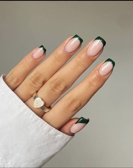 19 idées d'ongles de Noël vert émeraude à essayer à ce Noël 12 19 idées d'ongles de Noël vert émeraude à essayer à ce Noël 12