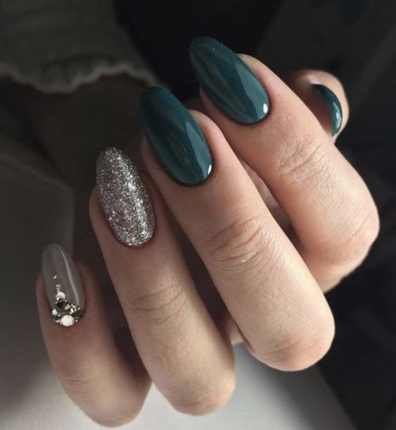 19 idées d'ongles de Noël vert émeraude à essayer à ce Noël 14 19 idées d'ongles de Noël vert émeraude à essayer à ce Noël 14