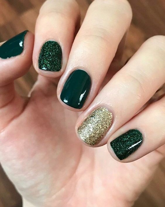 19 idées d'ongles de Noël vert émeraude à essayer à ce Noël 15 19 idées d'ongles de Noël vert émeraude à essayer à ce Noël 15
