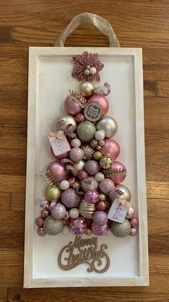 Top 18 des décorations de Noël en forme de triangle avec des boules 9