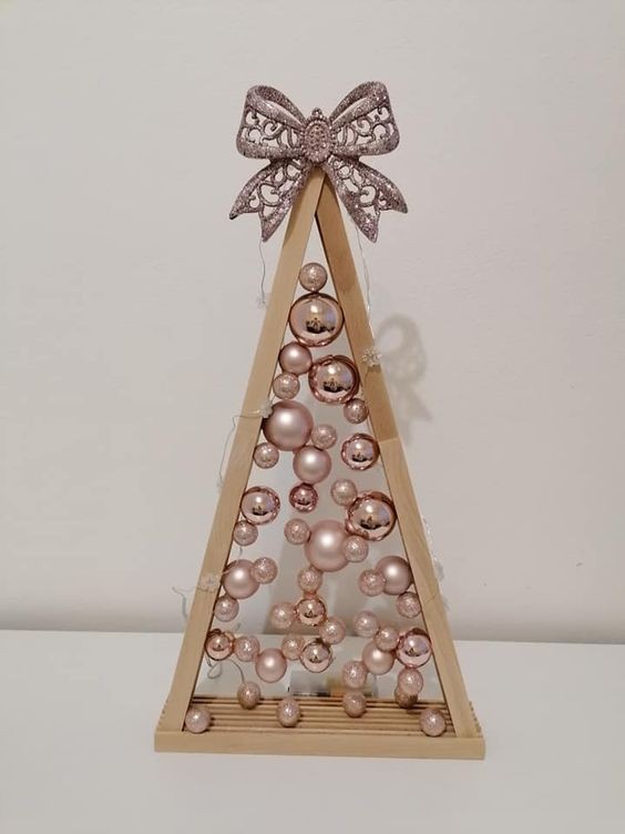 Top 18 des décorations de Noël en forme de triangle avec des boules 12