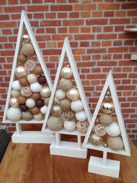 Top 18 des décorations de Noël en forme de triangle avec des boules 16