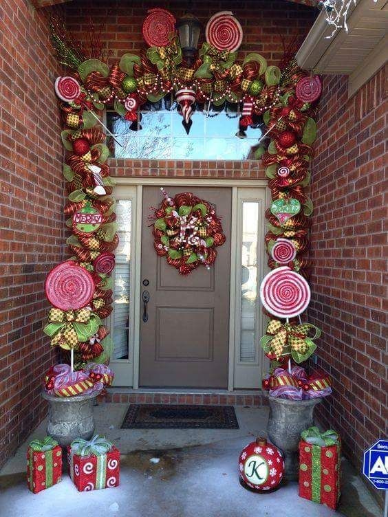 10 idées pour décorer la porte avec une guirlande en maille pour Noël 2 10 idées pour décorer la porte avec une guirlande en maille pour Noël 2