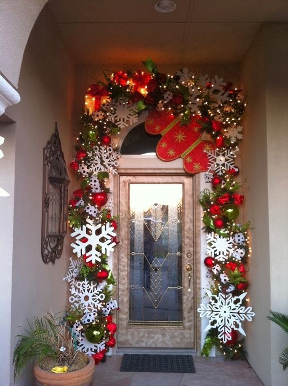 10 idées pour décorer la porte avec une guirlande en maille pour Noël 3 10 idées pour décorer la porte avec une guirlande en maille pour Noël 3