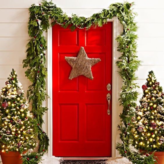 10 idées pour décorer la porte avec une guirlande en maille pour Noël 5 10 idées pour décorer la porte avec une guirlande en maille pour Noël 5