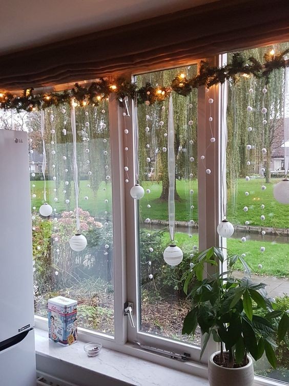 12 Idées de déco de Noël pour embellir la fenêtre 9 12 Idées de déco de Noël pour embellir la fenêtre 9