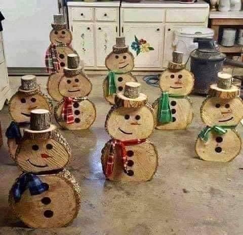 27 idées de décoration de Noël avec des bûches de bois 23