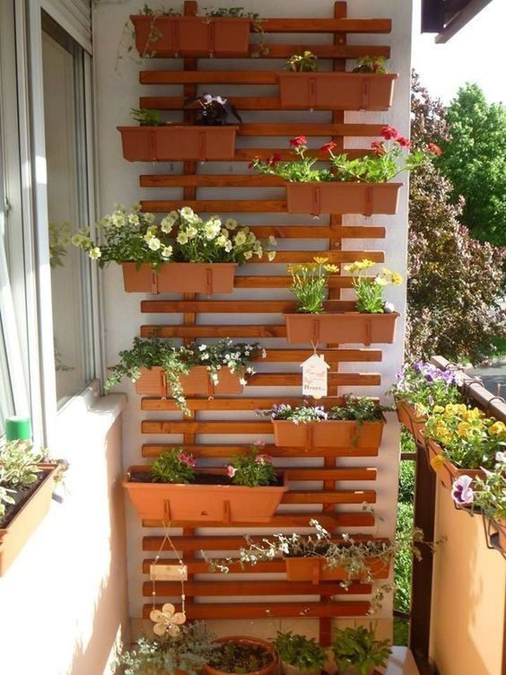 31 idées de jardinières murales en bois pour vos plantes 6