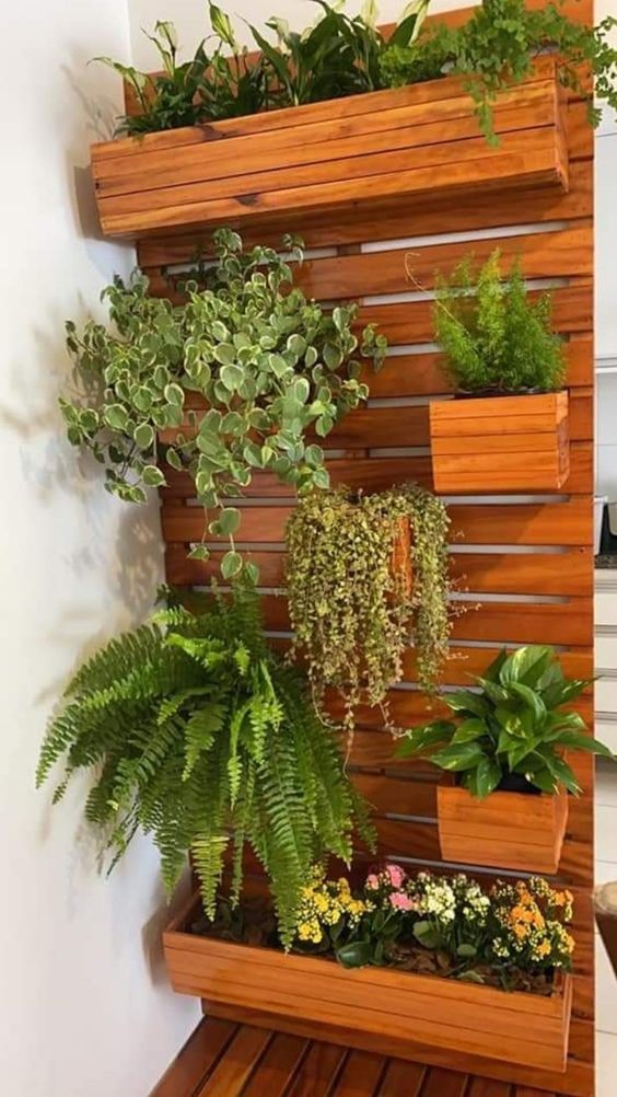 31 idées de jardinières murales en bois pour vos plantes 16