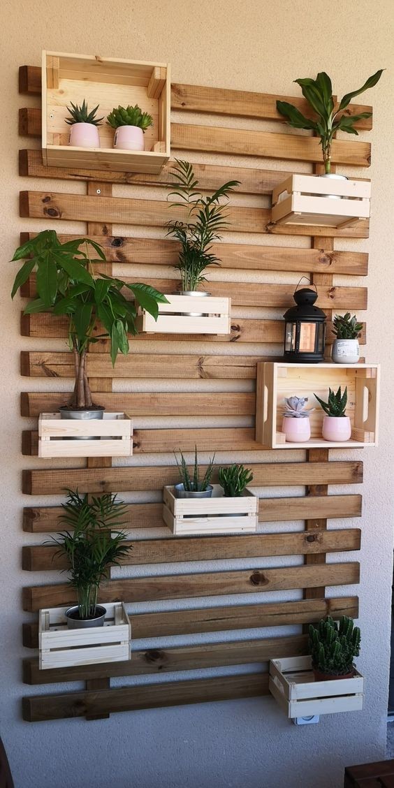 31 idées de jardinières murales en bois pour vos plantes 18