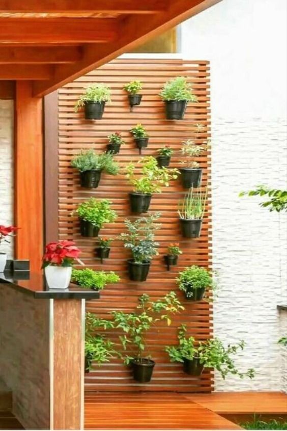 31 idées de jardinières murales en bois pour vos plantes 20