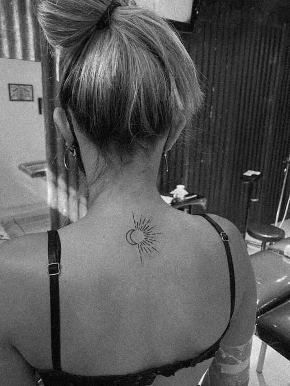 47 Tatouages nuque à la fois discrets et sensuels 1 47 Tatouages nuque à la fois discrets et sensuels 1