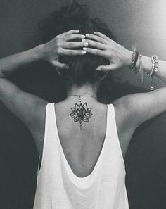 47 Tatouages nuque à la fois discrets et sensuels 4 47 Tatouages nuque à la fois discrets et sensuels 4