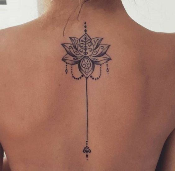 47 Tatouages nuque à la fois discrets et sensuels 6 47 Tatouages nuque à la fois discrets et sensuels 6