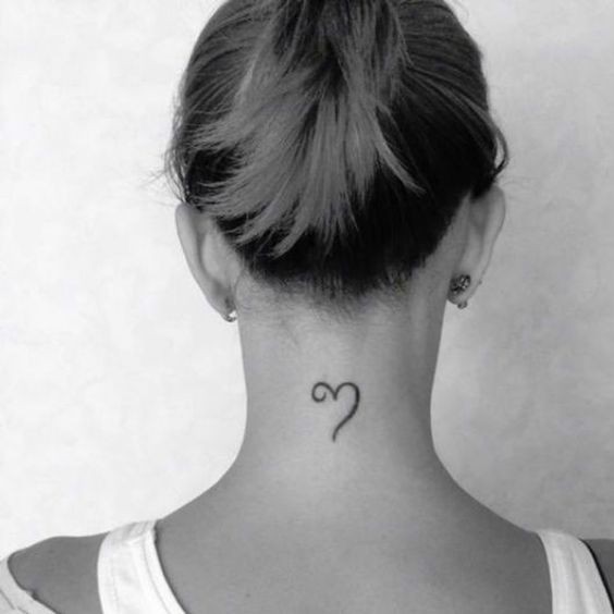 47 Tatouages nuque à la fois discrets et sensuels 11 47 Tatouages nuque à la fois discrets et sensuels 11