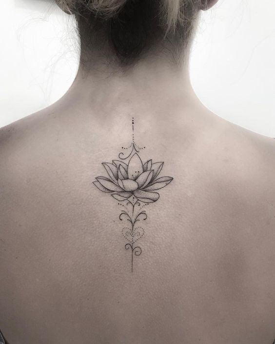 47 Tatouages nuque à la fois discrets et sensuels 14 47 Tatouages nuque à la fois discrets et sensuels 14