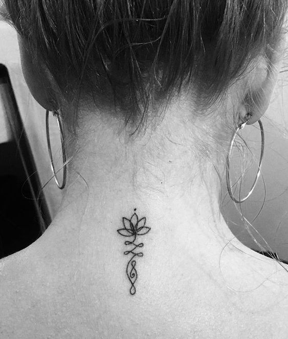 47 Tatouages nuque à la fois discrets et sensuels 15 47 Tatouages nuque à la fois discrets et sensuels 15