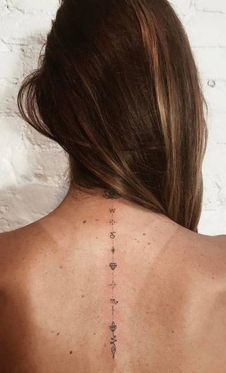 47 Tatouages nuque à la fois discrets et sensuels 29 47 Tatouages nuque à la fois discrets et sensuels 29