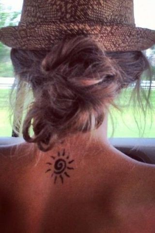 47 Tatouages nuque à la fois discrets et sensuels 33 47 Tatouages nuque à la fois discrets et sensuels 33