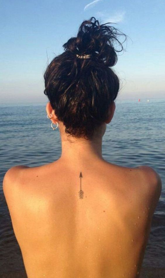 47 Tatouages nuque à la fois discrets et sensuels 34 47 Tatouages nuque à la fois discrets et sensuels 34