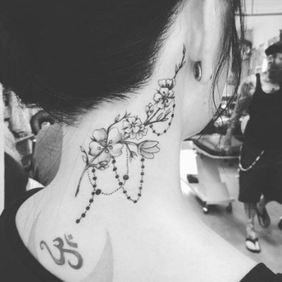 47 Tatouages nuque à la fois discrets et sensuels 36 47 Tatouages nuque à la fois discrets et sensuels 36