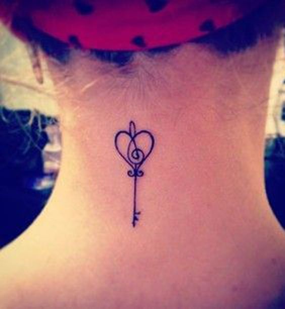 47 Tatouages nuque à la fois discrets et sensuels 38 47 Tatouages nuque à la fois discrets et sensuels 38