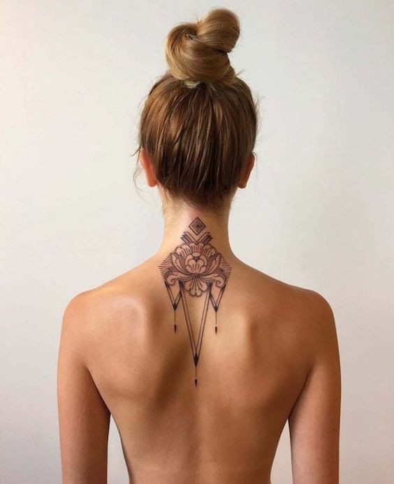 47 Tatouages nuque à la fois discrets et sensuels 40 47 Tatouages nuque à la fois discrets et sensuels 40
