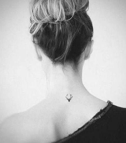 47 Tatouages nuque à la fois discrets et sensuels 41 47 Tatouages nuque à la fois discrets et sensuels 41