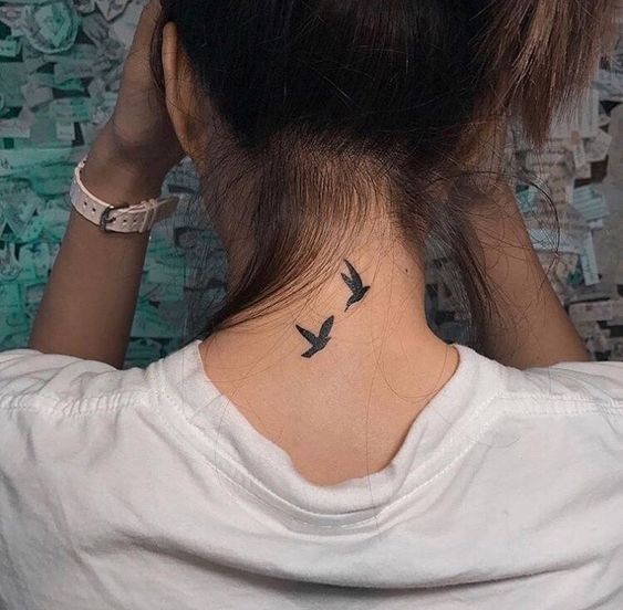 47 Tatouages nuque à la fois discrets et sensuels 43 47 Tatouages nuque à la fois discrets et sensuels 43