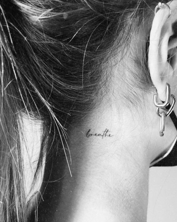 47 Tatouages nuque à la fois discrets et sensuels 46 47 Tatouages nuque à la fois discrets et sensuels 46