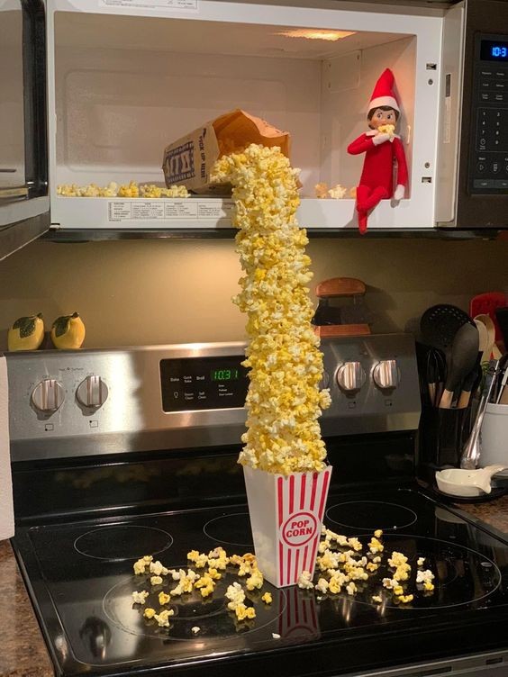 102 idées hilarantes d'elfes sur l'étagère qui rendront votre Noël magique 99