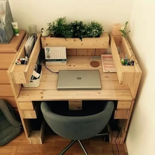 17 idées de bureaux en palettes pour votre espace de travail 17